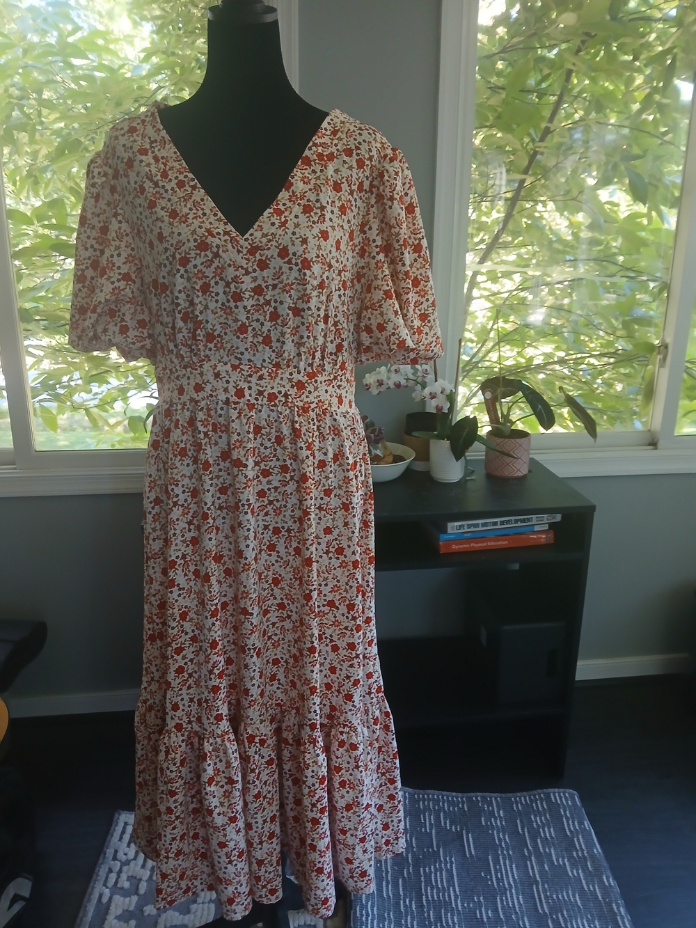 Floral V-Neck Maxi Dress in White and Red Puffed Sleeves Tie In Back 1X NWT